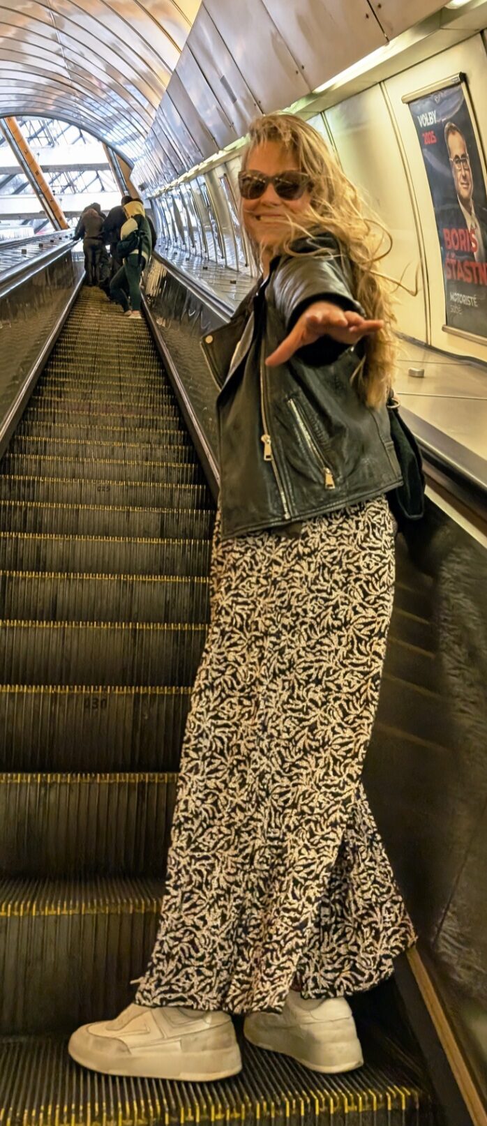 Copyjewels about Julia Bild auf Rolltreppe